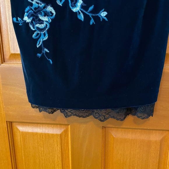 WHITE HOUSE BLACK MARKET Embroidered Stretch Velvet Dress Size Small Blue Black - Picture 4 of 9